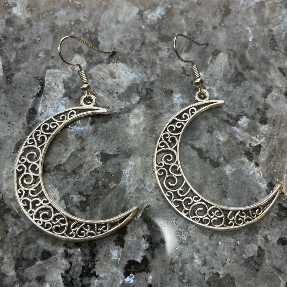 $2/$25 or 3/$35 NWOT Silver tone filigree moon earrings - Picture 1 of 5